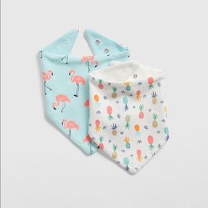 NWT Baby Gap 2-pack Baby bibs